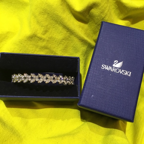 Swarovski ‘Nightingale’ Pattern M Bangle NIB - Picture 3 of 3